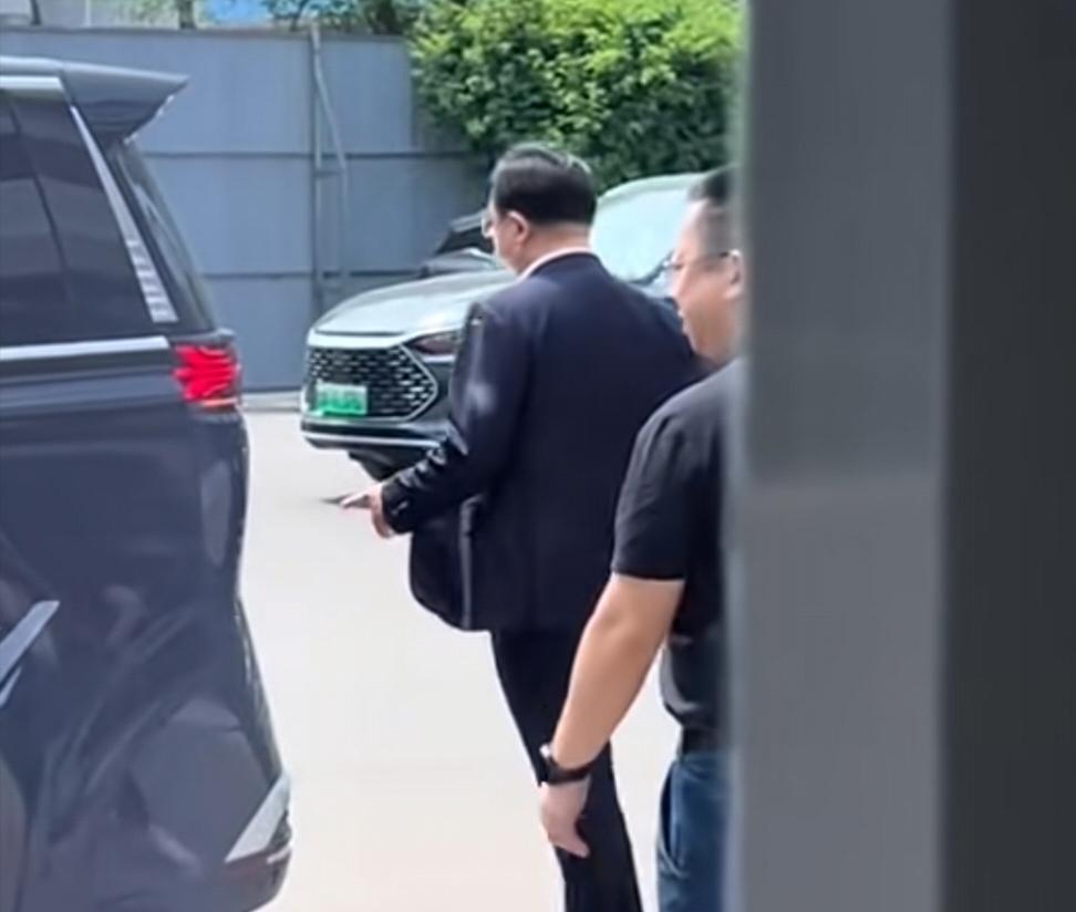 比亚迪总裁王传福出门坐啥车？说啥的都有，不过从出镜率看，王传福坐这台车的频次相当