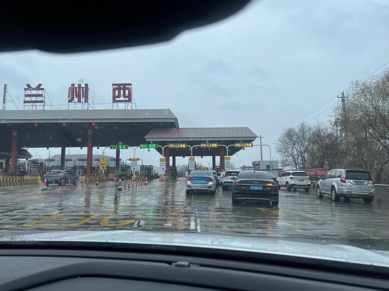 兰州市距离中川机场六七十公里，而且不知道接机的那天天气下起了大雨，一路奔波直冲机