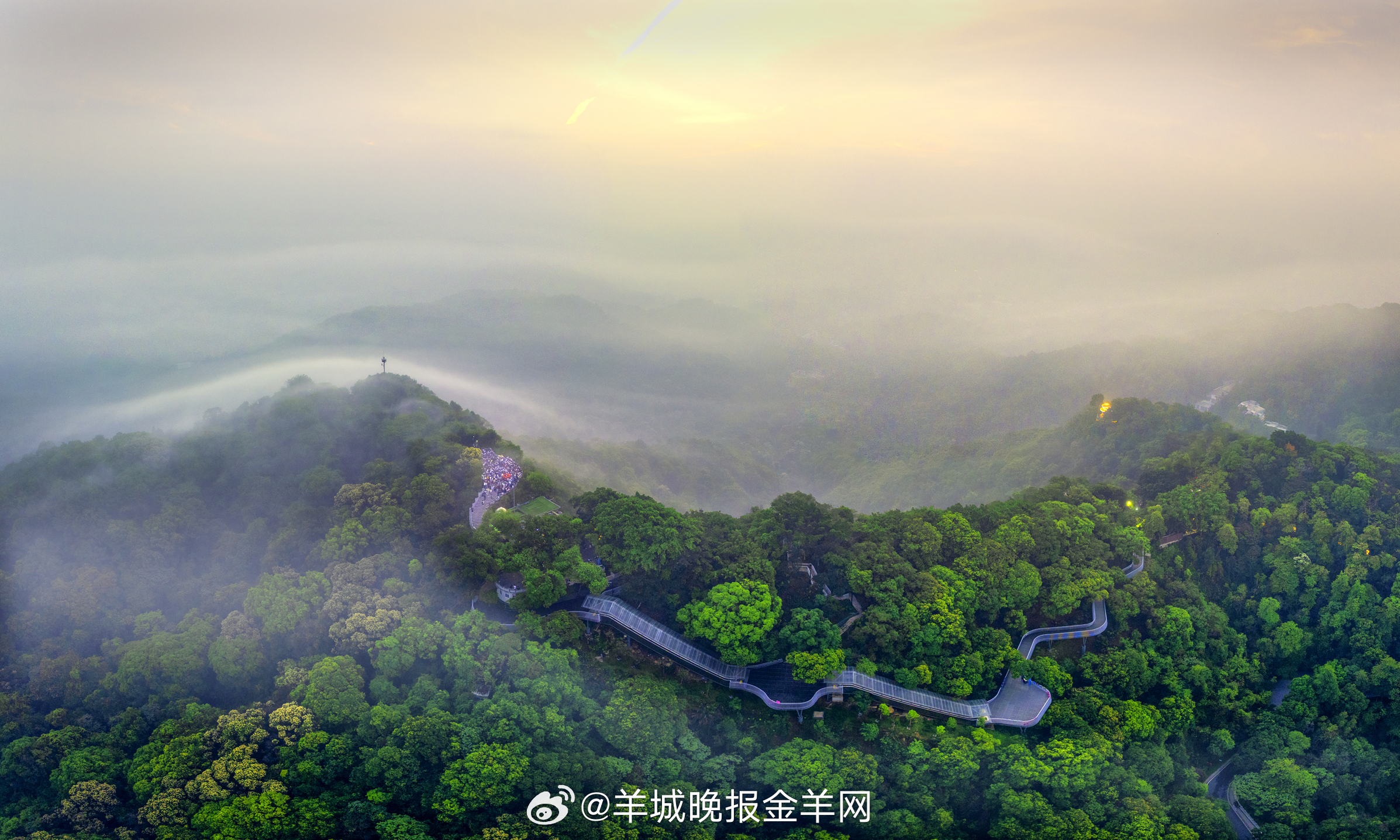 #早安# 我们无法预知未来是什么样子，但可以通过把握现在去塑造未来。珍惜今天的每