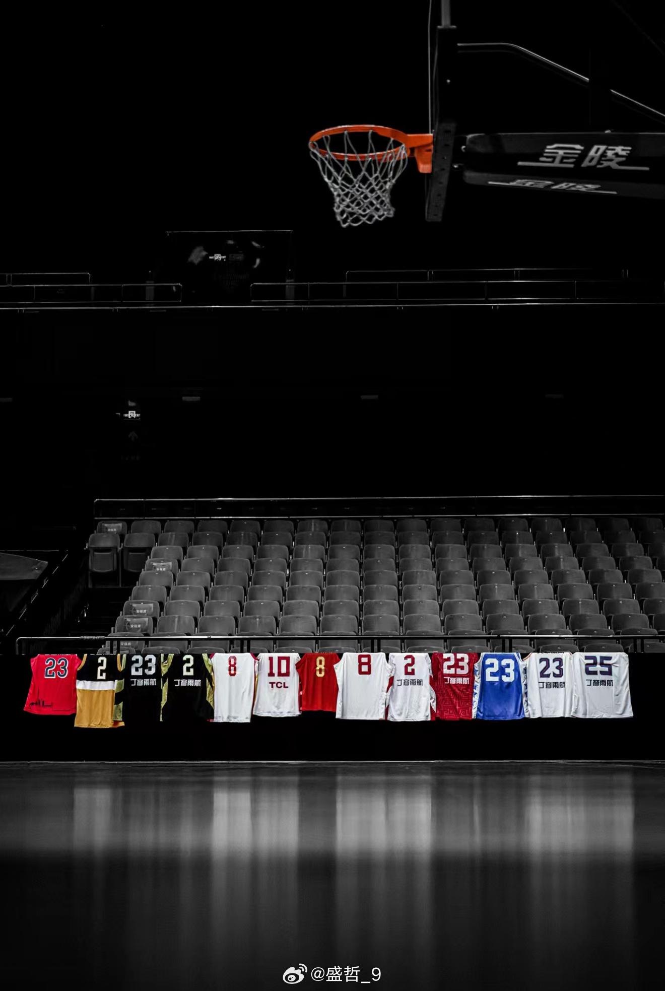 丁彦雨航正式宣布退役。正好前两天刷到他去济南外场打野球的视频，我觉得那次更像是小