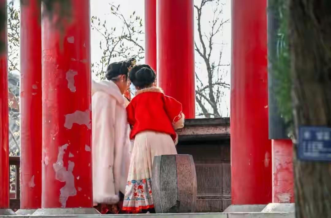 《七律•大明湖将再添新景》
作者：转转看到


雨后长堤漫步行，
花前妙姿留倩影