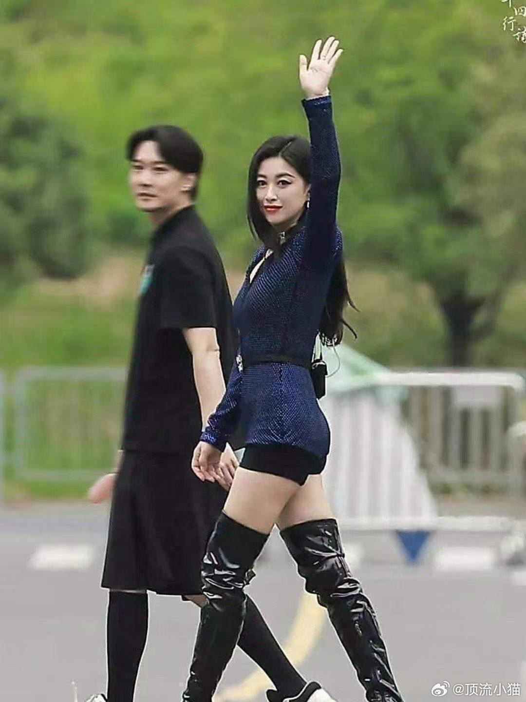 还真的是第一次见露脚趾的靴子 