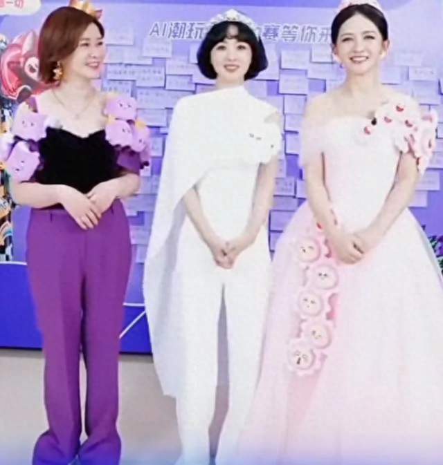 丑麻了！赵丽颖杜华谢娜3人直播惹群嘲，网友:难怪隔壁盛典没找她