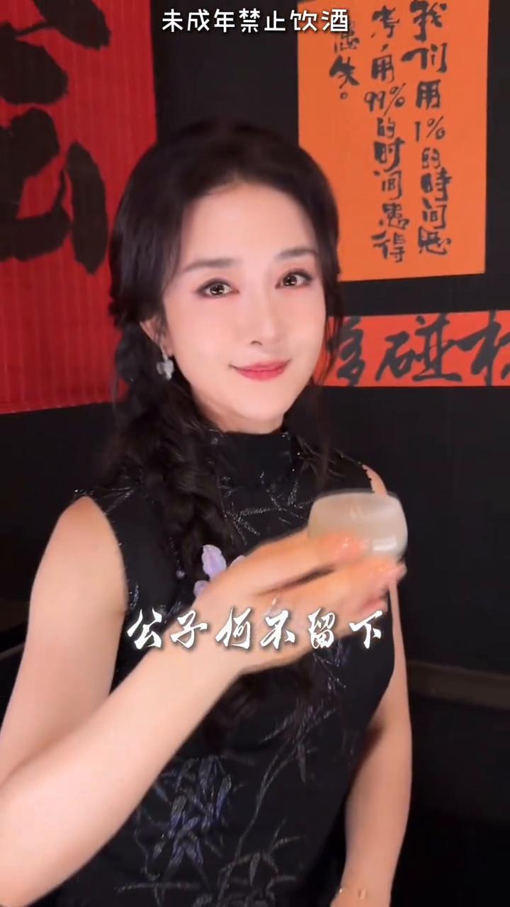花间酒，人间月。古代文人饮酒以雅致为先，感受着诗意与从容。但是现在更多的人会把喝
