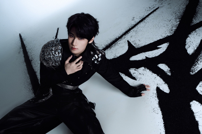 张真源加冠概念照张真源击碎阴霾 张真源击碎阴霾，张真源加冠概念照，这个银色鳞片黑