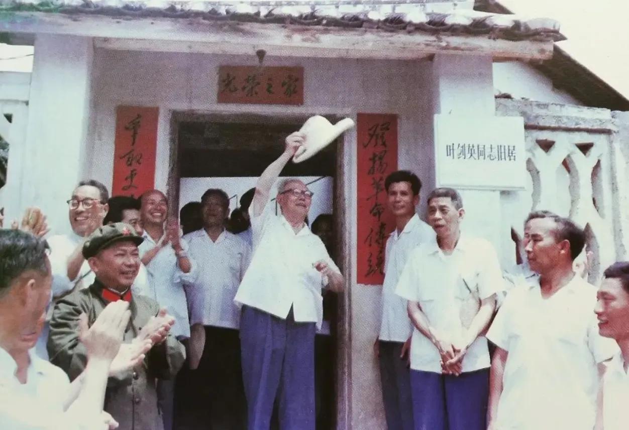 1980年，叶帅回到了自己的老家，留下了一张老照片，镜头中的他穿着整洁的白衬衫，