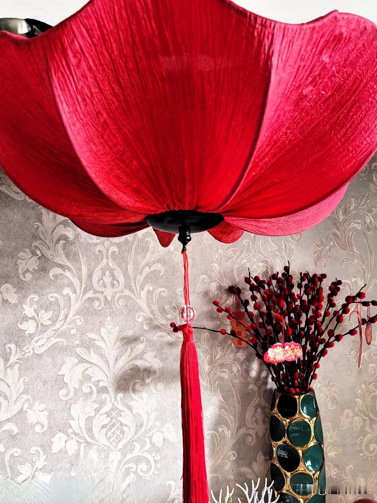 新年的生活来晒图，
红红的灯笼挂起来，
火红的福字喜洋洋。

除夕之夜福已到家，