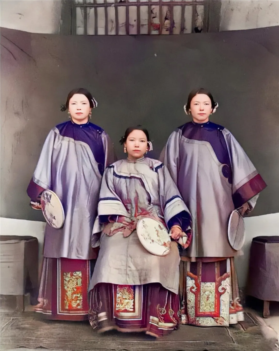 这是清末时期出身官宦之家的三位千金小姐。三姐妹的相貌神似，个头都不矮。...