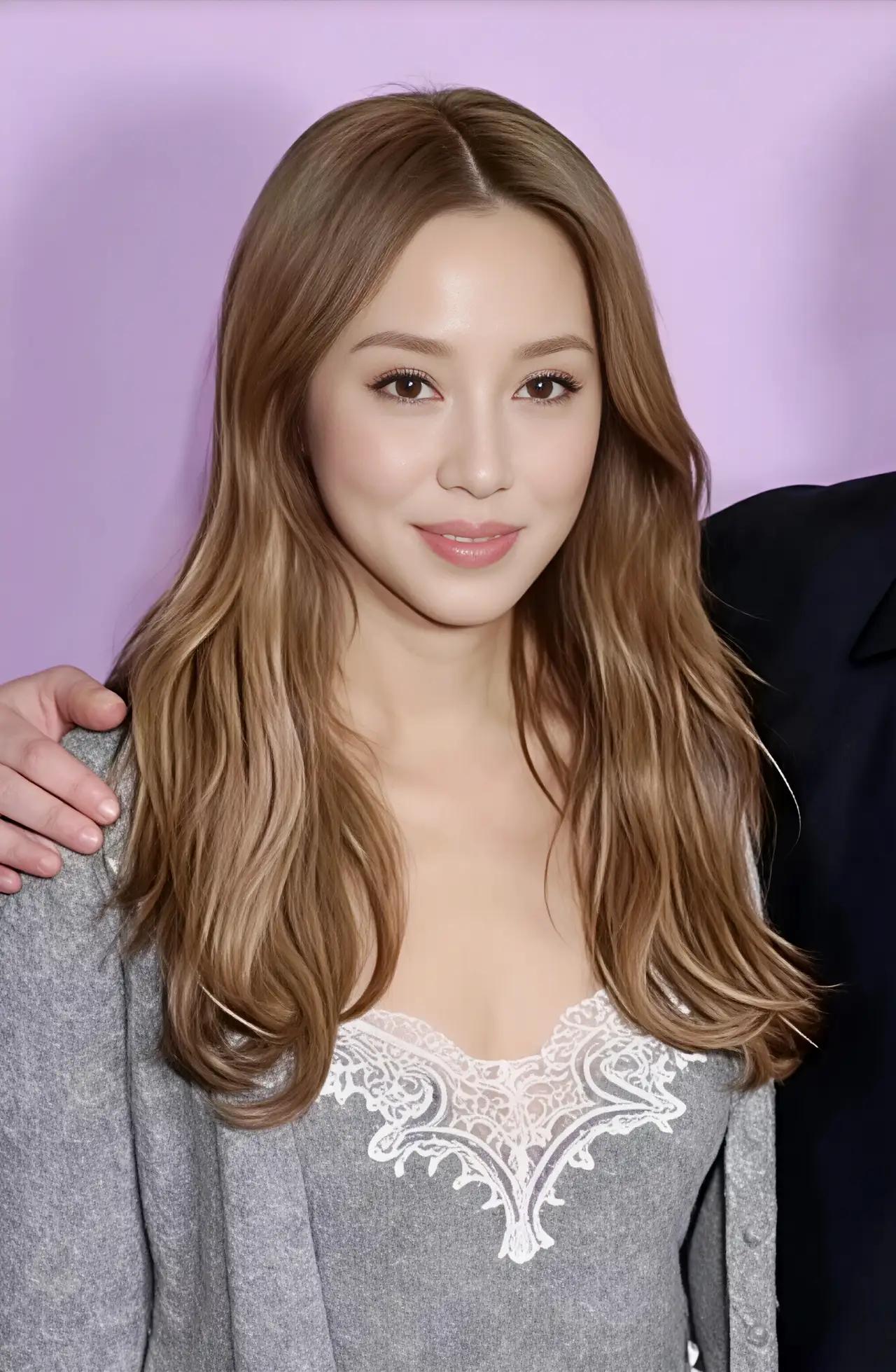 43岁的香港“千亿媳妇”徐子淇。2006年嫁李兆基儿子李家诚结婚，8年4胎，头两