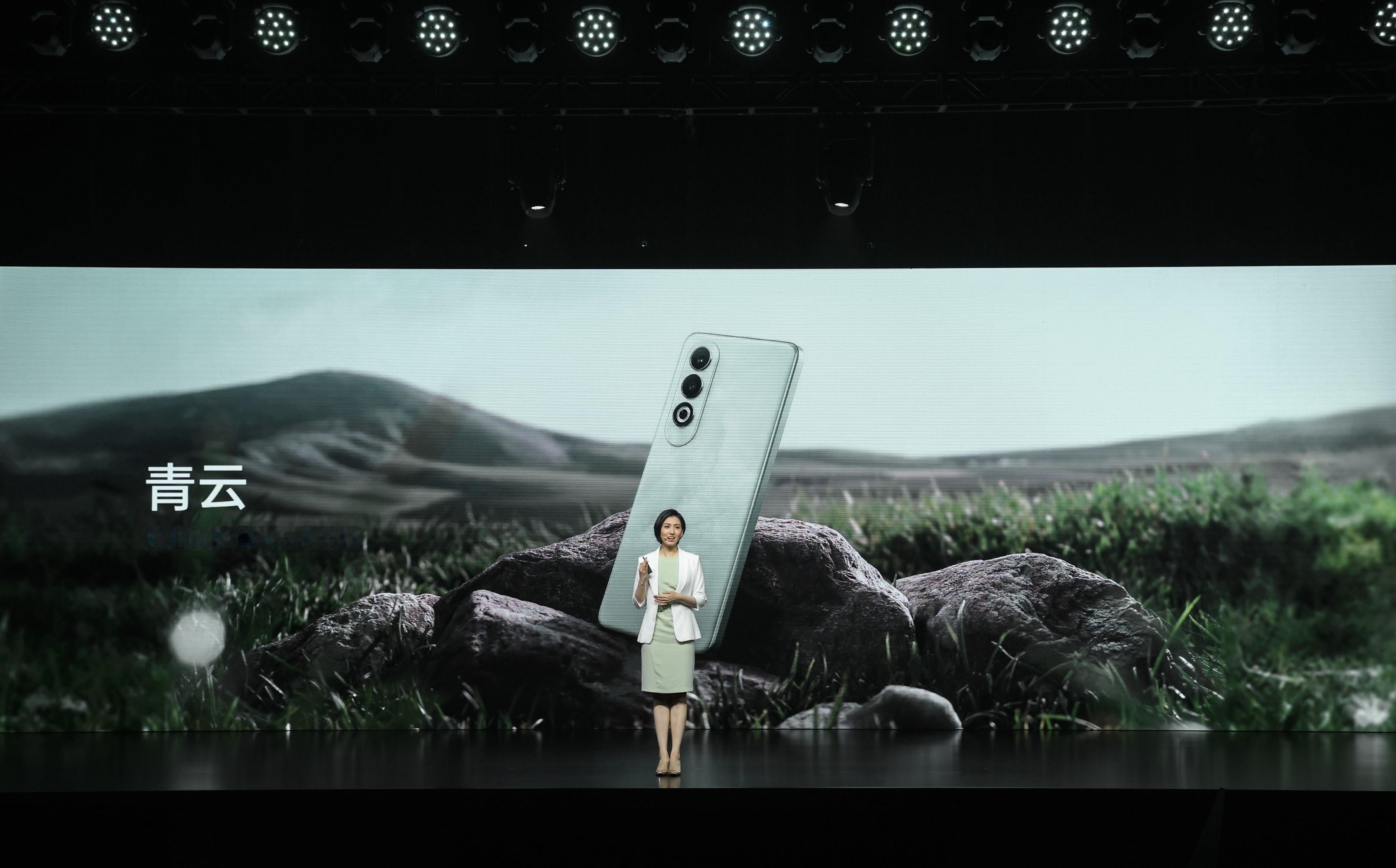 全新的#OPPO K12#，带来两款配色，「青云」和「星夜」。2.8D微弧背盖，