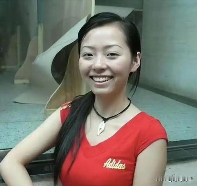 她因参加湖南卫视超级女声获得前三名而出道，如今的的她是内地歌坛最具实力的女歌手。