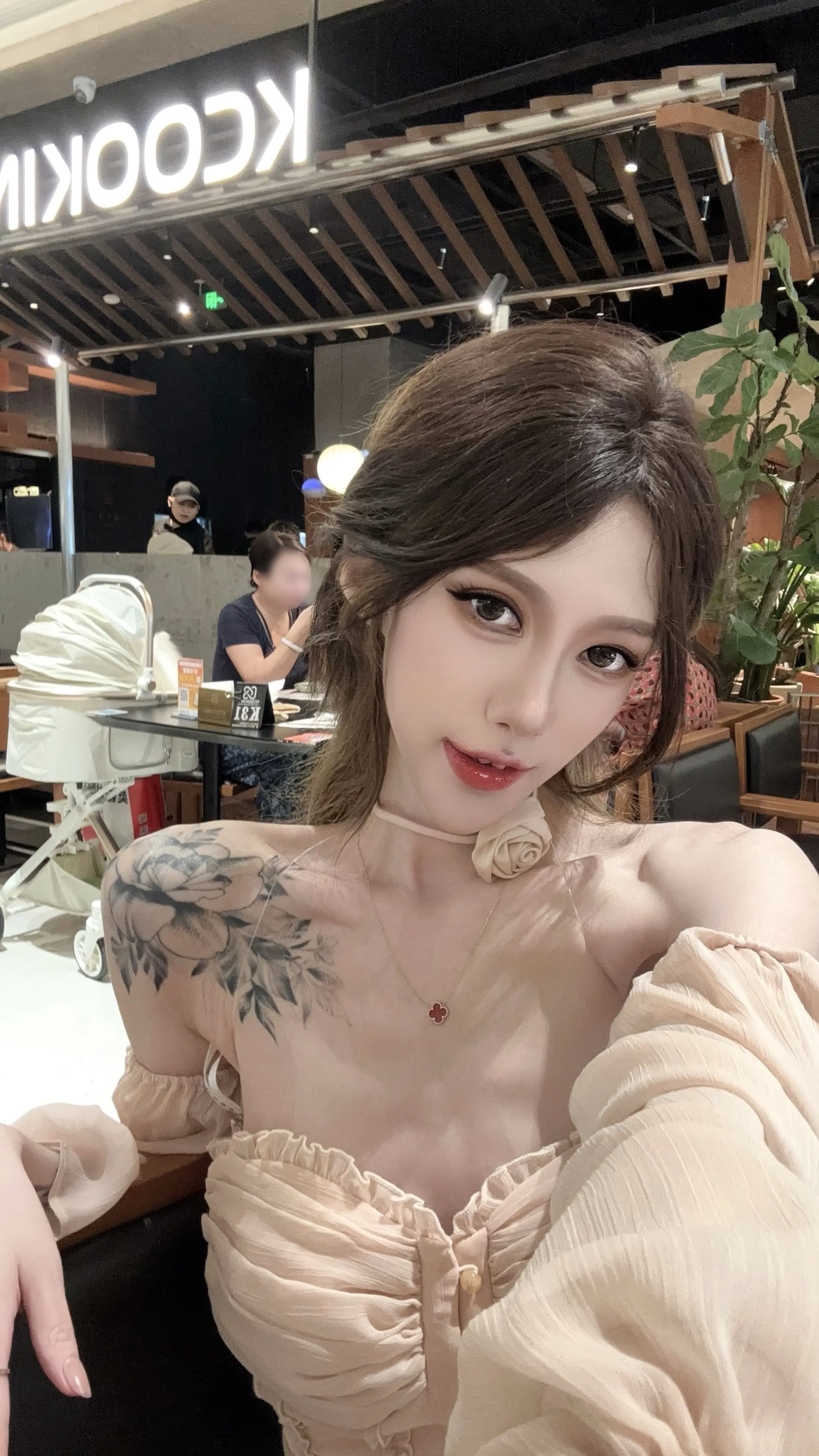 暧昧上头的瞬间 像极了爱情。