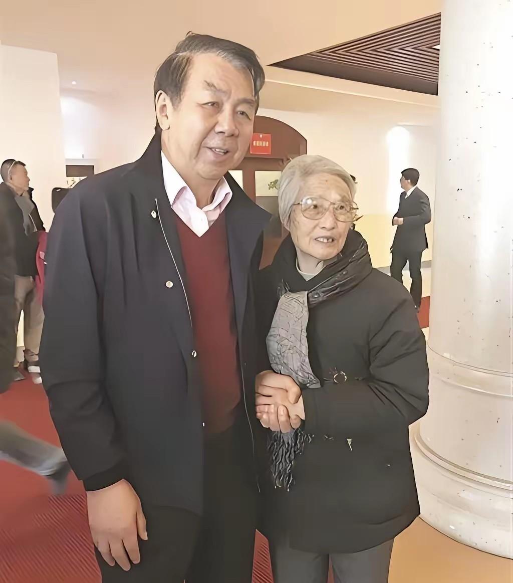 袁伟民退休后和老婆过着低调平凡的生活。作息规律，偶尔和老朋友喝茶聊天，小聚一下。