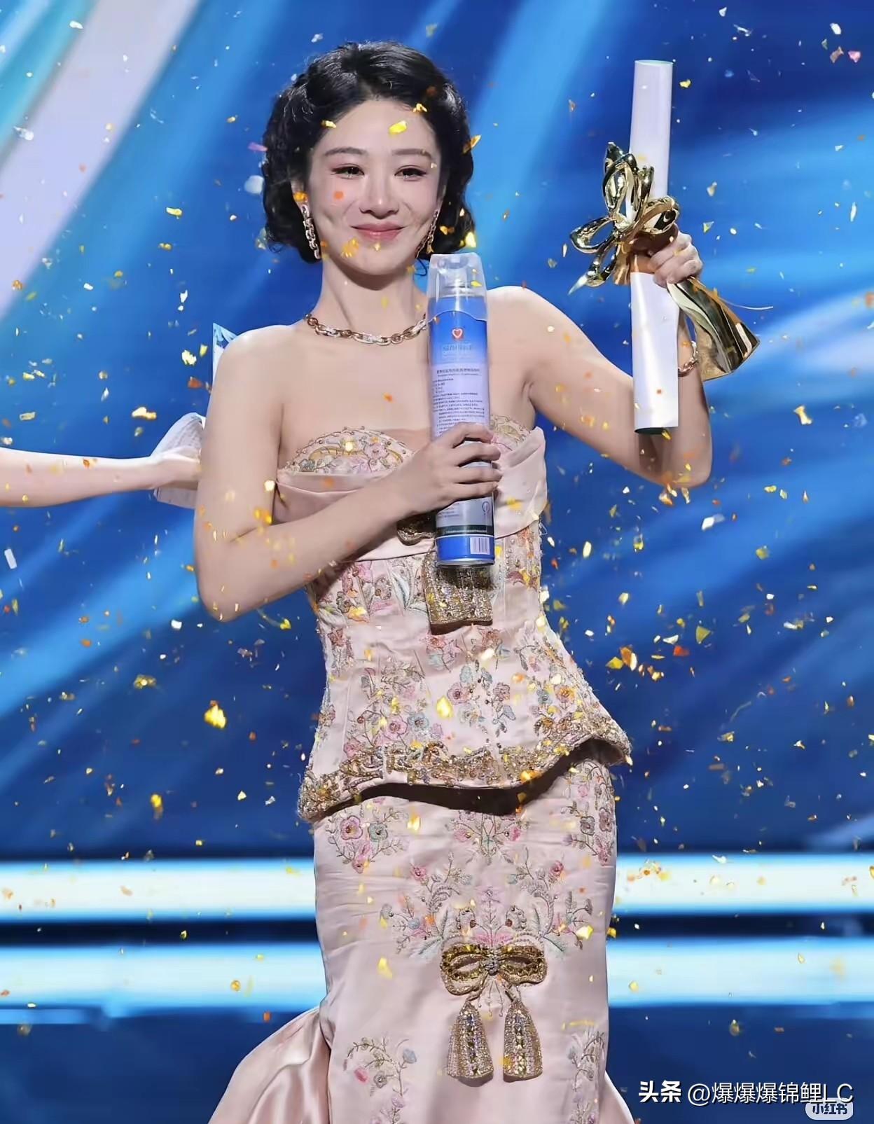 今晚的白玉兰颁奖典礼上，老公看着杨紫获得最佳女主角，激动得流下了眼泪，他说杨紫太