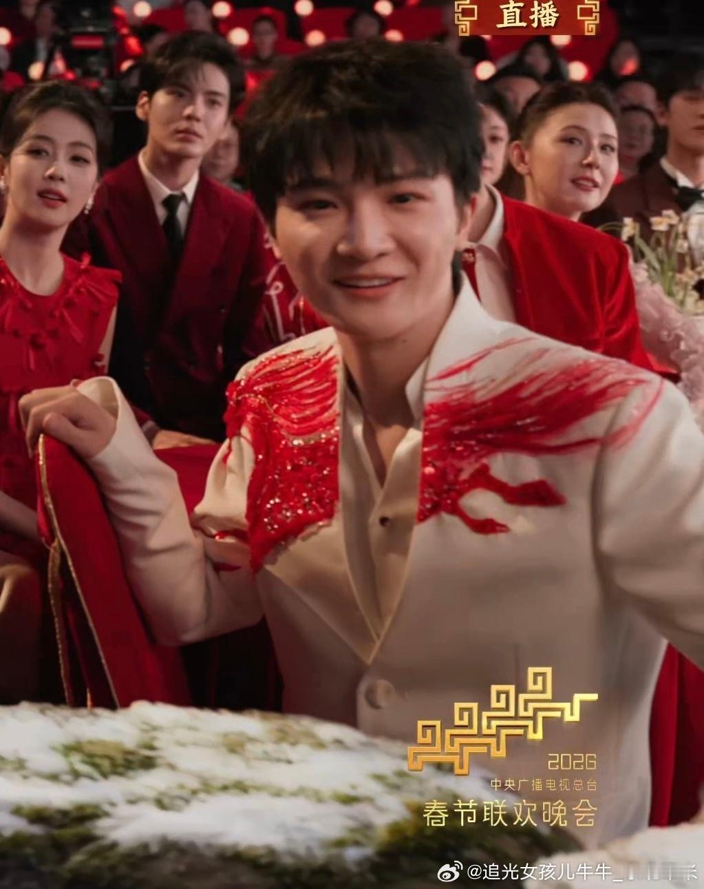 周深周深五登春晚周深第三次春晚独唱观众席的 领导好漂亮 新衣服 