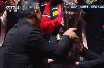 【三连冠！刘国梁为王楚钦孙颖莎颁发奖杯】#王楚钦孙颖莎混双冠军#当地时间5月23