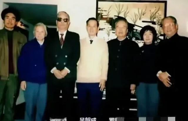 1982年，吴石的四个子女与母亲王碧奎的团圆留影，吴石这位国民党将军，曾暗中助力