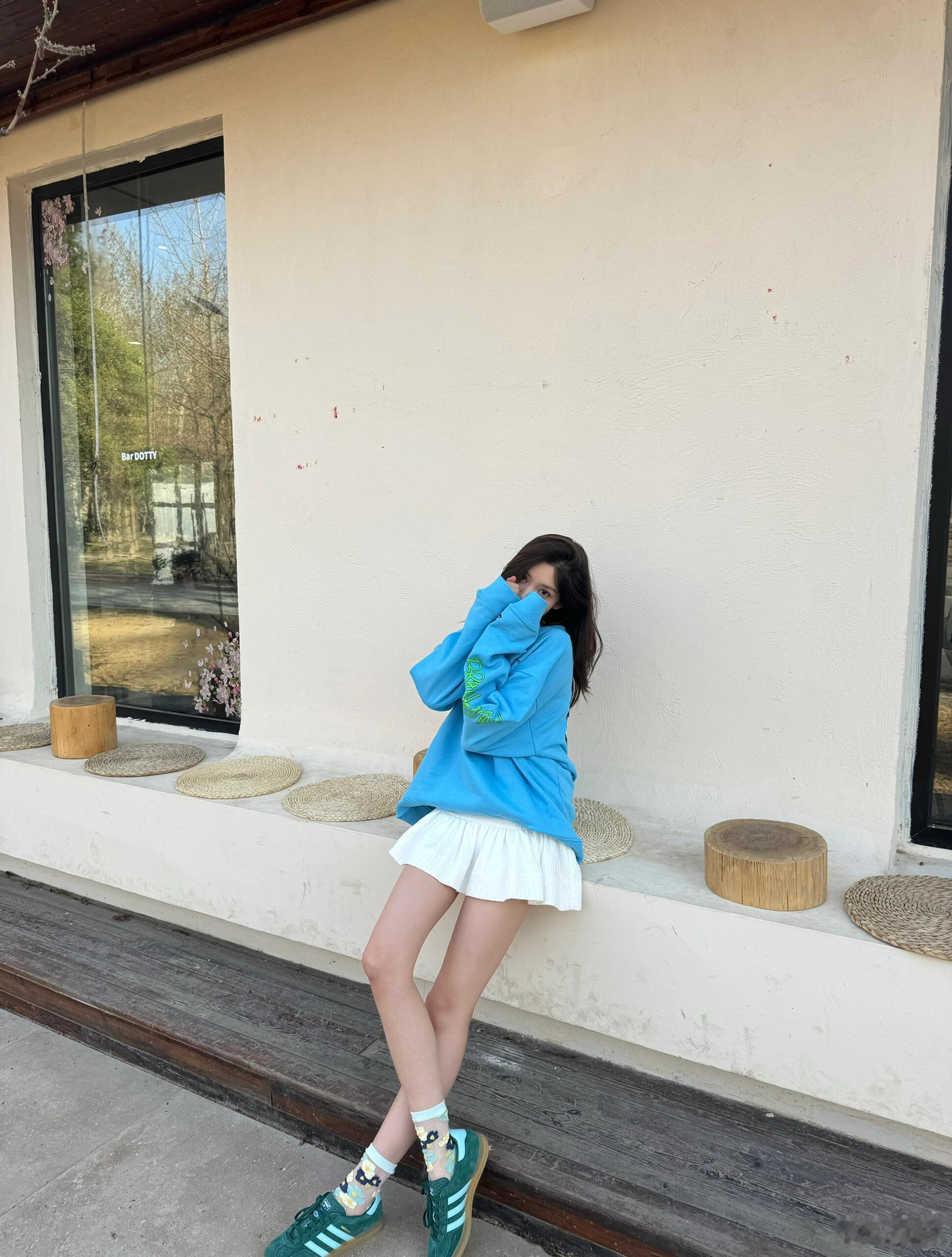 张艺上 💙 春日蓝色靓片，脖子以下全是腿[打call] ​​​