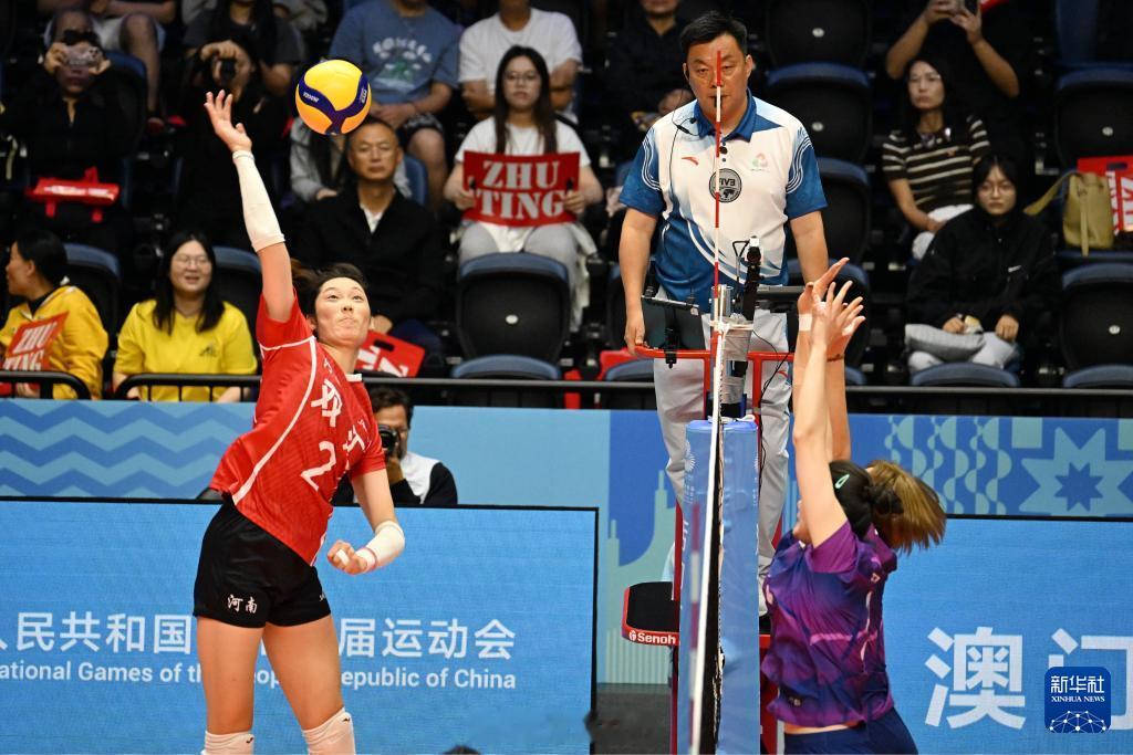 这届全运会，河南女排的比赛已经结束了，朱婷的拍一拍、夸一夸，给年轻的球员们带来了