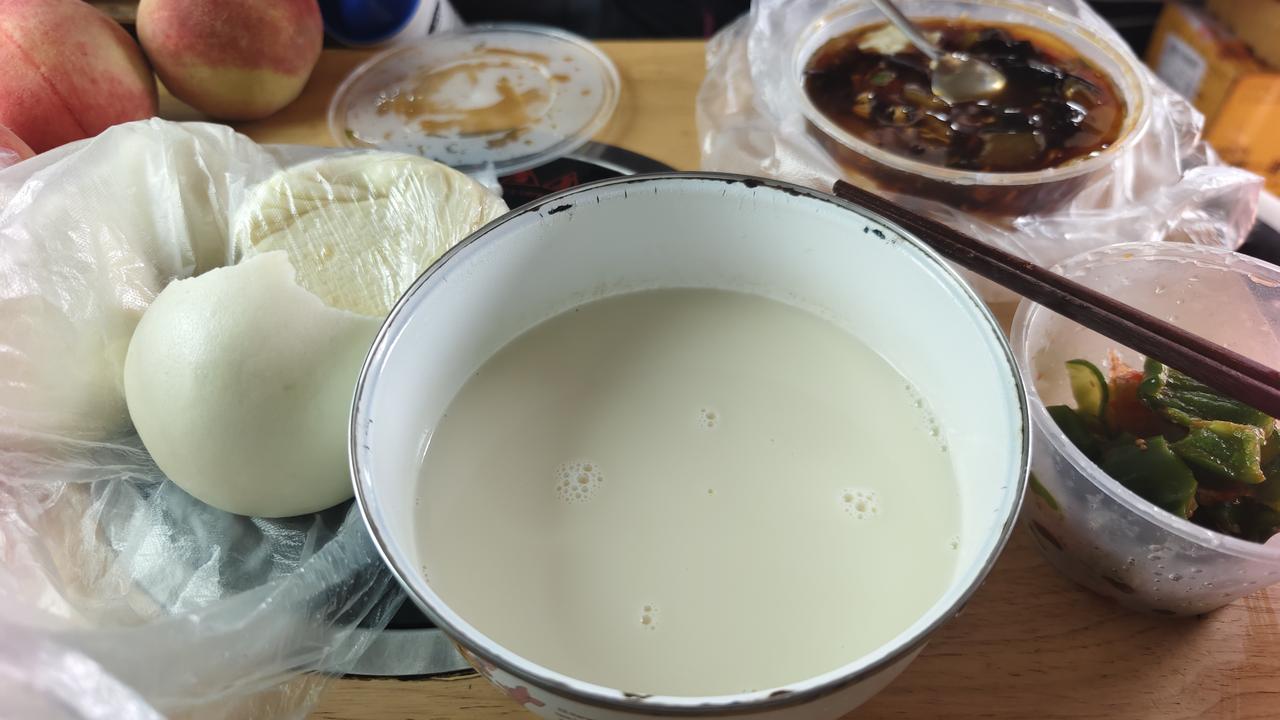 丹东早餐比哈尔滨贵一倍不止，哈尔滨馒头有这两个半大，七毛一个，这是一块五；豆浆哈
