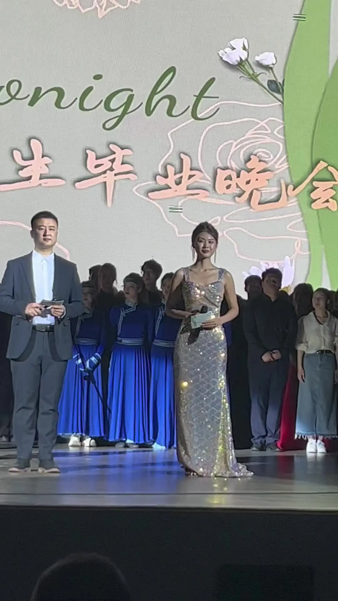 行囊羞涩都无恨，难得夫妻是少年 23年我正在主持毕业晚会 停留两秒钟 ...