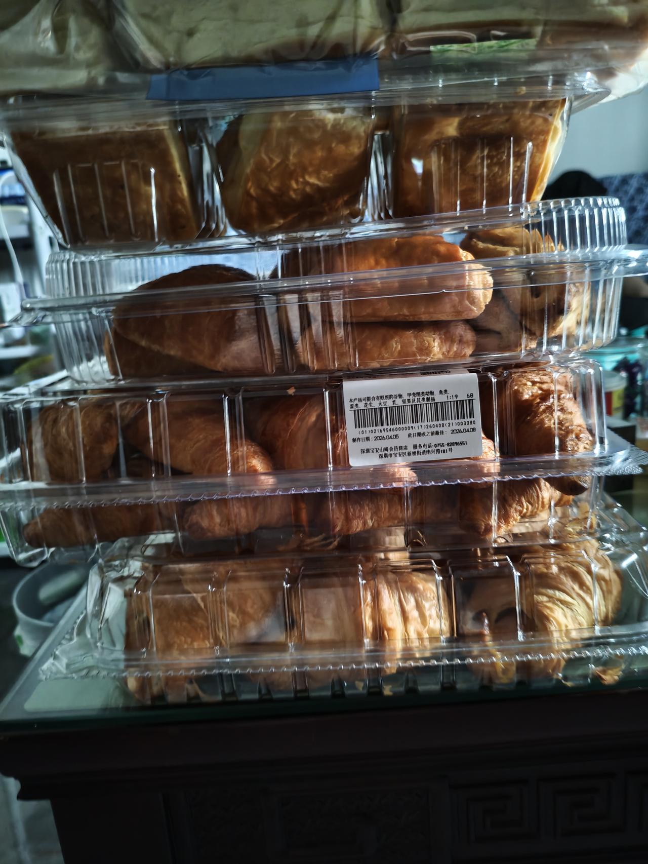 晒出我的今日美食儿媳妇在家我们每天有美食吃，这是她昨天买的面包和蛋糕，一共花了二