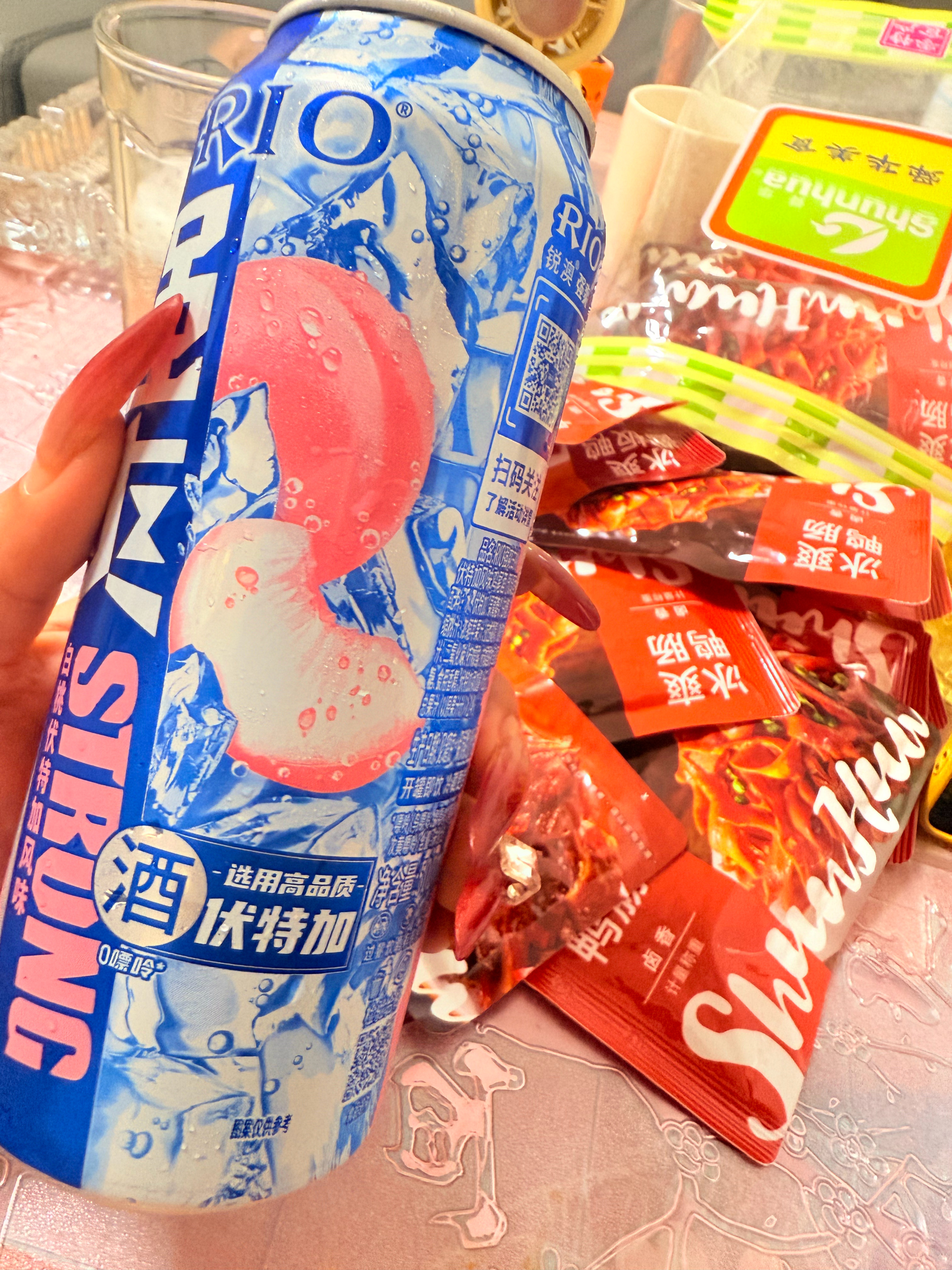 鸭肠、酱板鸭、强爽一罐倒头就睡，喝完睡觉。 