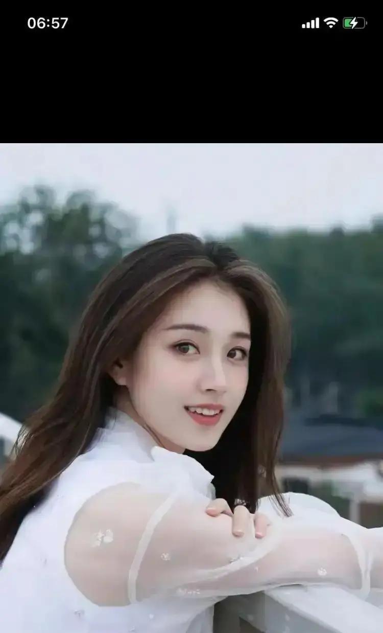 冰岛火山灰刚沾上围巾，这边片场已经喊卡。
郭雨欣裹着羽绒服盯监视器，睫毛结霜。