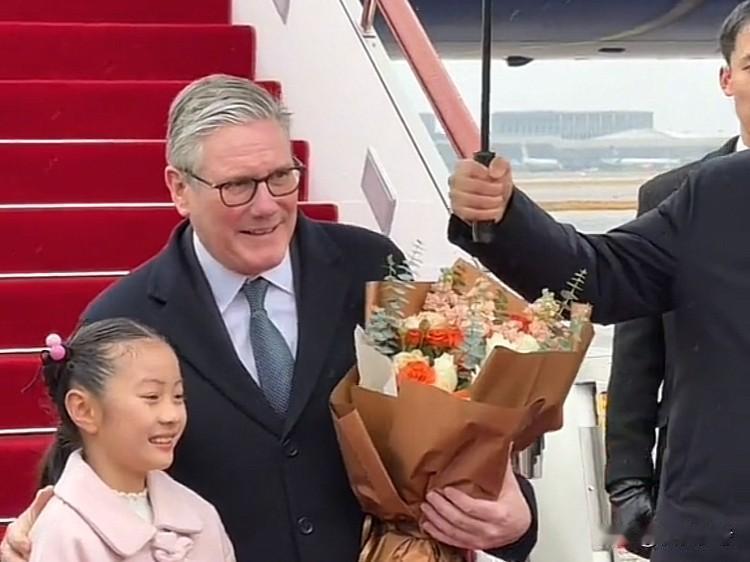 这个英国的一把手，气质可以，看起来很正派