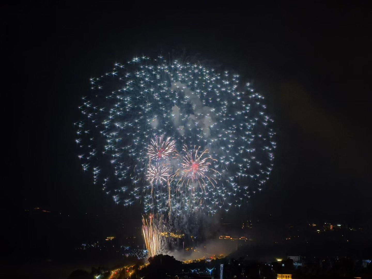 大年初一的夜晚，厦门金门烟花秀隔海绽放的烟花，不仅点亮了夜空，更映照出两岸同胞心