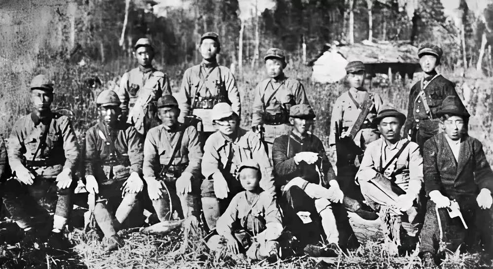 抗战期间，中共中央好几次派人北上，想把远在白山黑水的东北抗联和延安扯上关系。可一