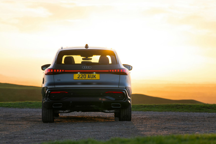 奥迪Q5 S-line这颜值太能打了运动感直接拉满，越看越上头这才是梦中情车该有