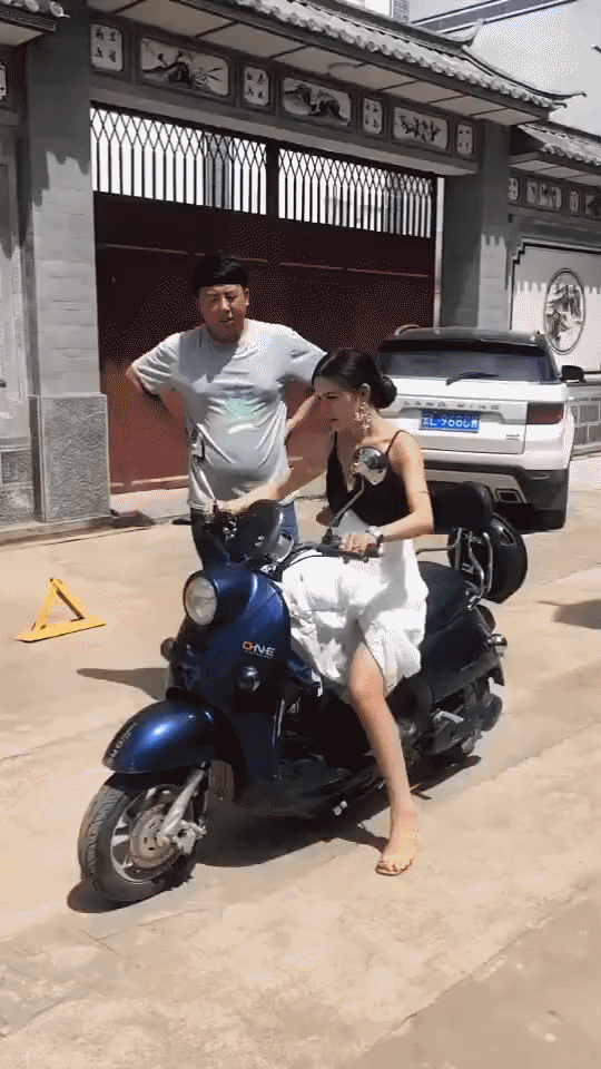 都说了穿高跟鞋不能骑车！[笑哭]