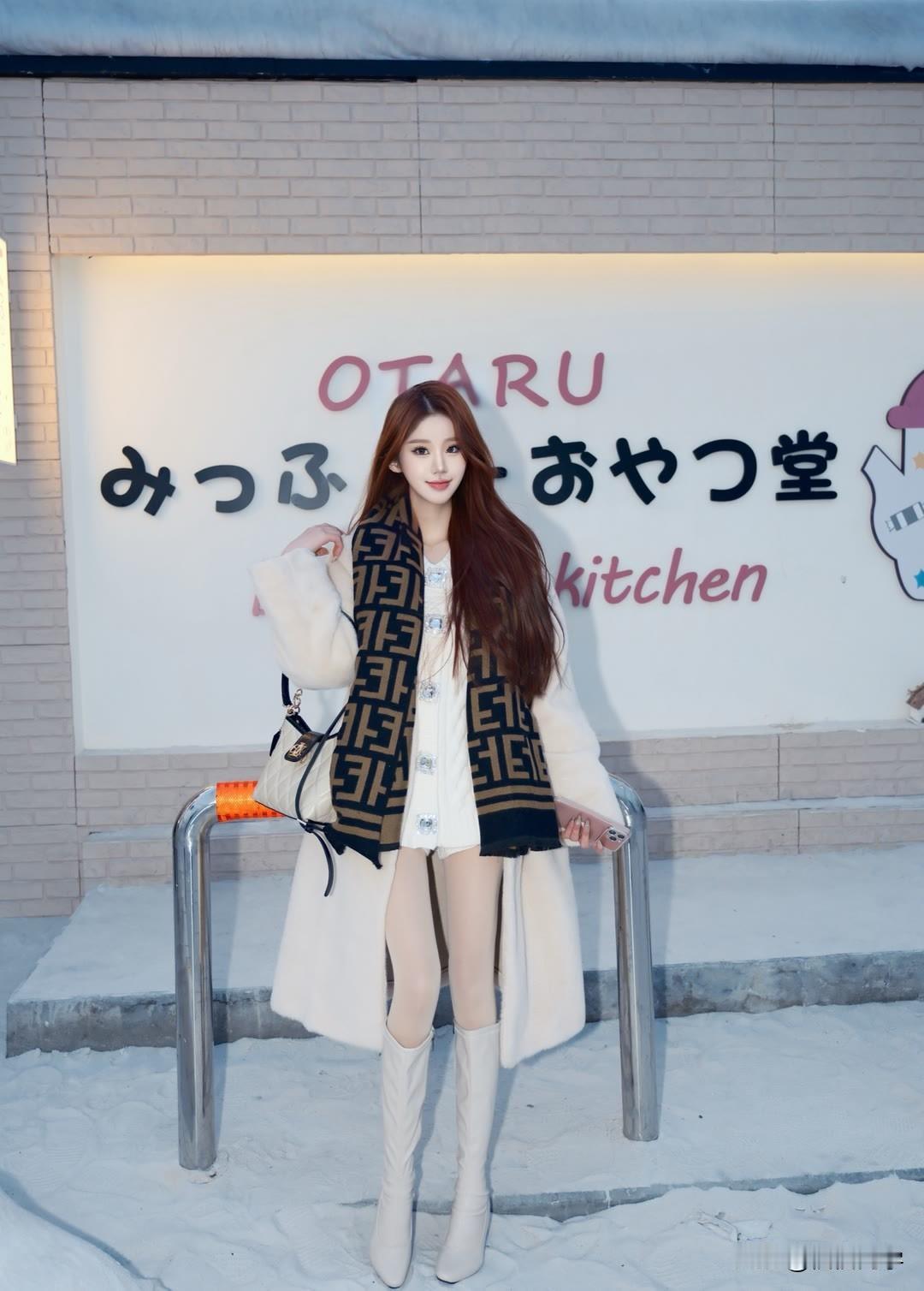 “雪中美人倚，寒意入画来”，这画面想想就绝美。在纷纷扬扬的大雪中，一位佳人斜倚着