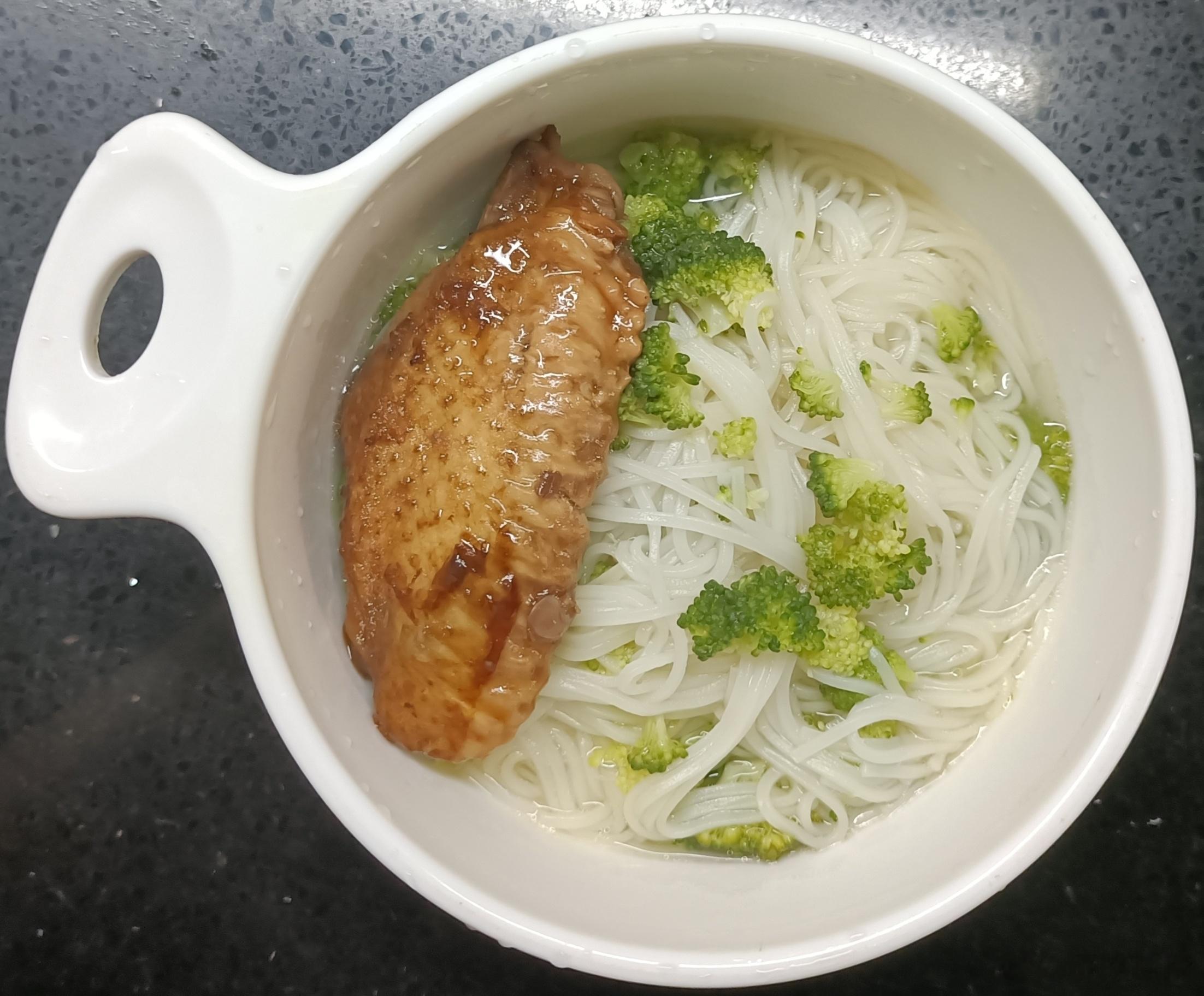 #糖糖的饭饭##科学育儿营养护航# 昨天午餐：西蓝花翅中面；晚餐：牛肉拌面，肉末