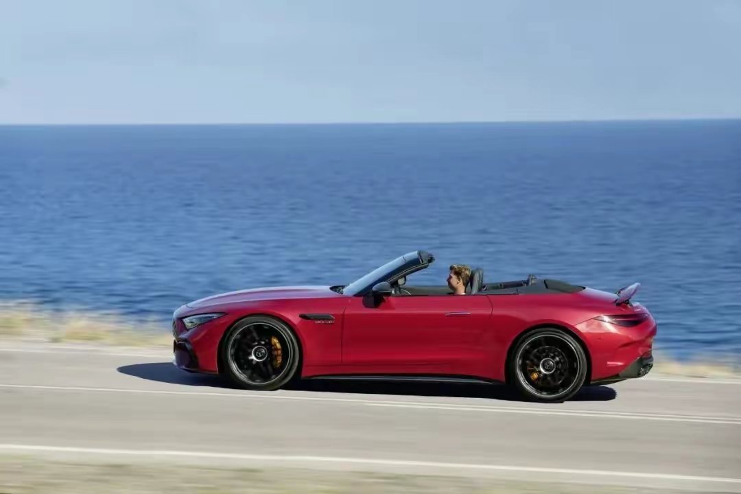 梅赛德斯 - AMG SL。● 发动机：搭载强大的6.0升双涡轮增压V12引擎或
