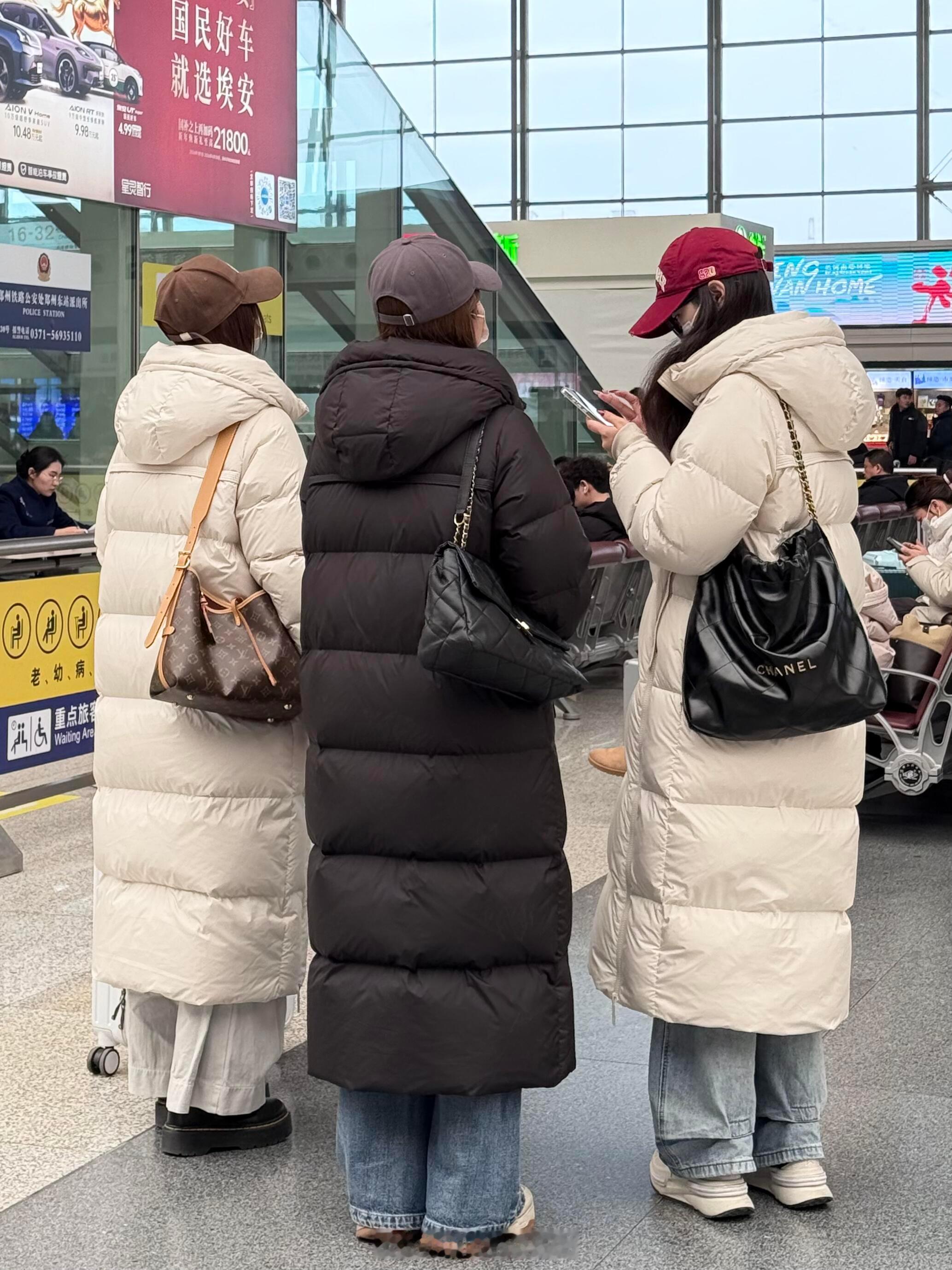 高铁站看到的！脱口而出卧槽！真的一眼被惊艳到了！小姐姐们穿的羽绒服版型好好啊！马