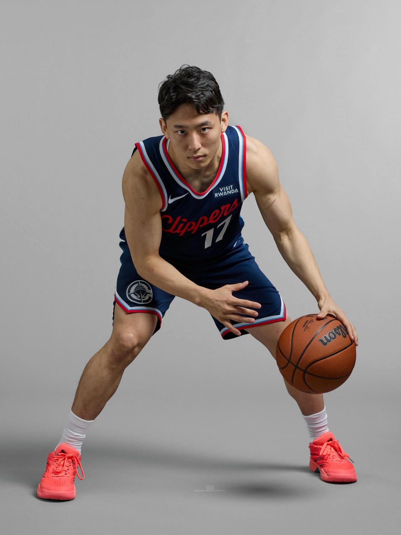 河村更新社媒晒球队定妆照亚洲之光新赛季最矮球员能留在NBA吗？
     快船球