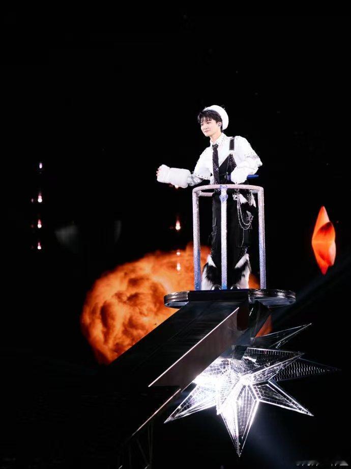 周深脱口而出肉麻了30秒 香港演唱会上，周深唱到兴起时，一句“你们是我的宝贝”自