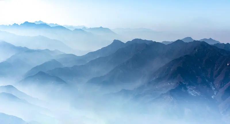 看到“雨打高山绿”这个上联，我觉得有两个下联挺合适。
一是“风吹碧海蓝”。雨轻柔