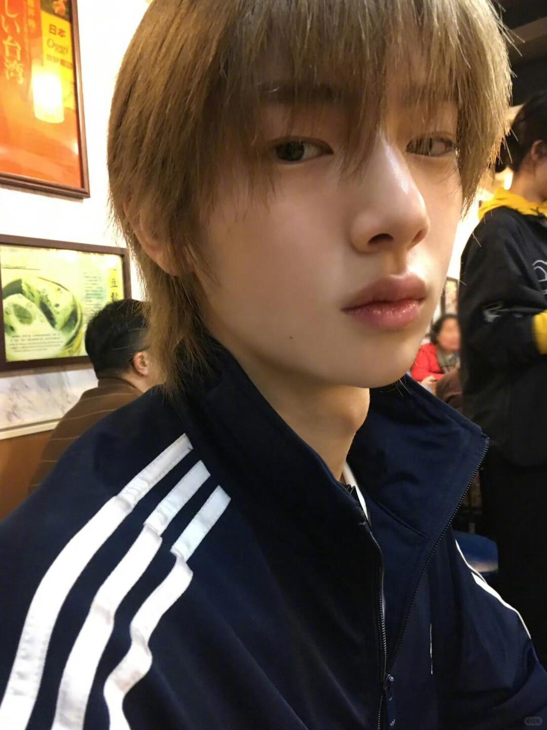 求鞋底善待金主训 鞋底开胶都快成固定环节了，隔着屏幕都能感受到他的无奈，粉丝在线