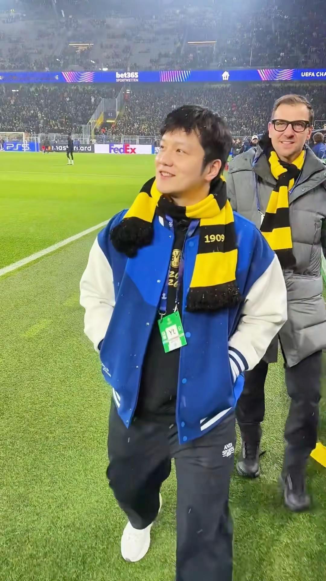 樊振东漫步于雪中的伊杜纳信号公园，祝大家情人节快乐