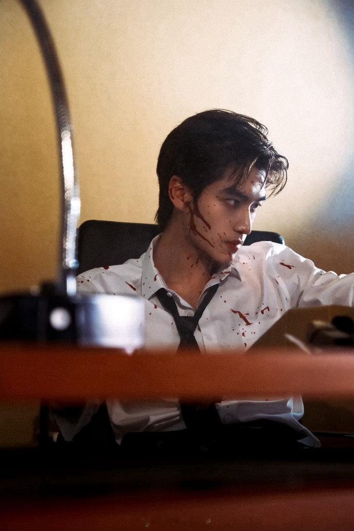 张康乐发语音报备辛苦奔波一天，还不忘和粉丝分享日常、报备行程，吐槽饭菜的小模样真