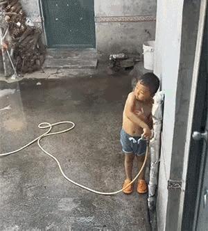 突然发现，
长大没有什么好处。