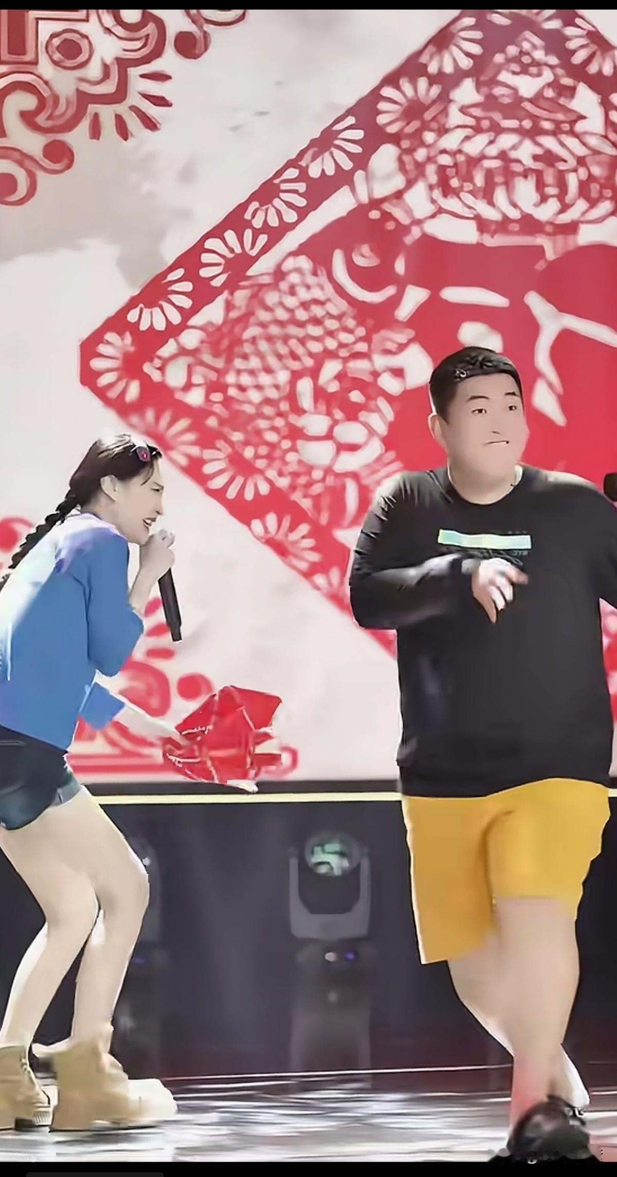 赵本山老师这俩孩子挺踏实的 ，
也没有富家子弟的恶习，
实话实说，表演节目很专业