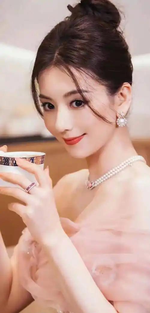 如果我是方媛，
我绝对不会参加综艺节目！
因为这样的综艺节目不即不会给自己添光添