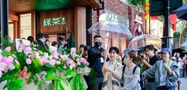七十二岁赵雅芝往断桥上一站，满西湖的白娘子都成了“群演”
