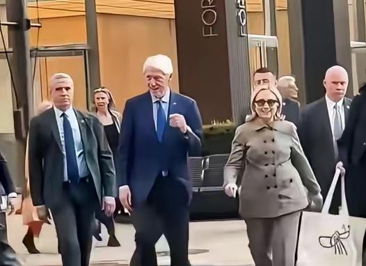 老了的希拉里和克林顿，走在街头，没有任何存在感！
为何？
头衔和光环不再，而他们