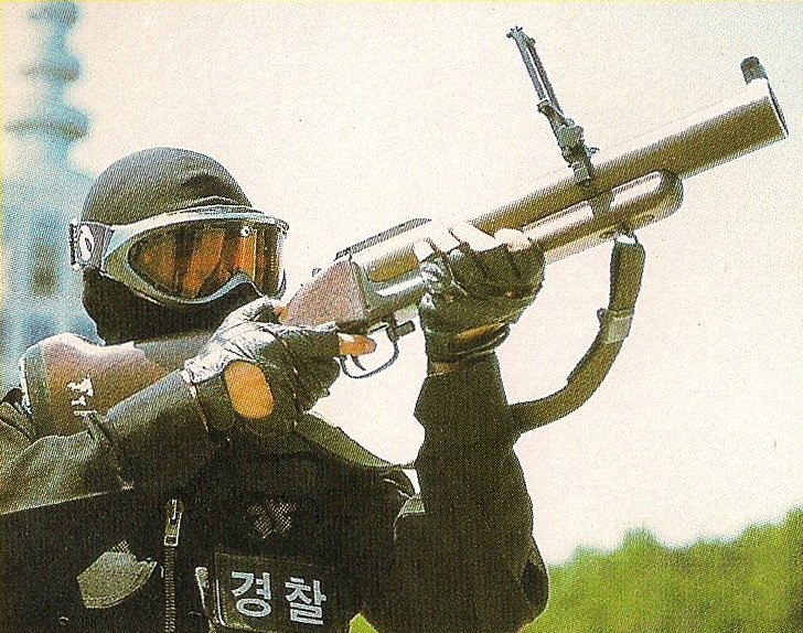 21世纪初，韩国警察特种作战部队队员手持M79榴弹发射器。 