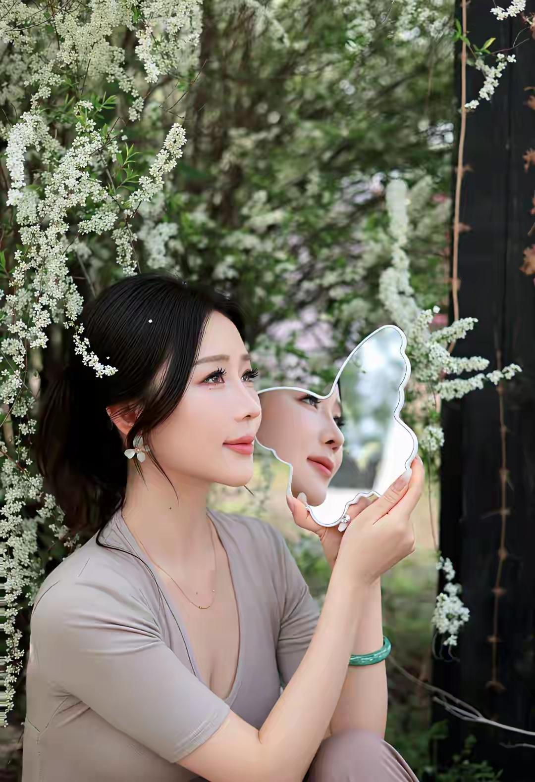 花前月下行，镜中人影生。